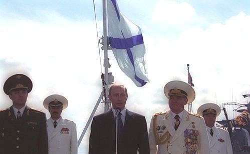 Приветствие моряков-балтийцев на борту миноносца «Настойчивый».