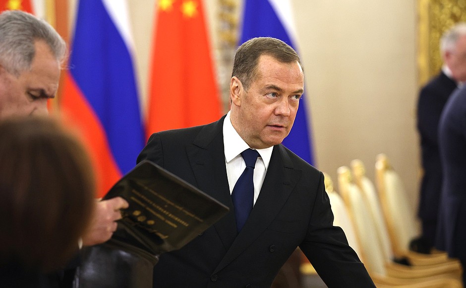 Заместитель Председателя Совета Безопасности Дмитрий Медведев перед началом российско-китайских переговоров в узком составе.