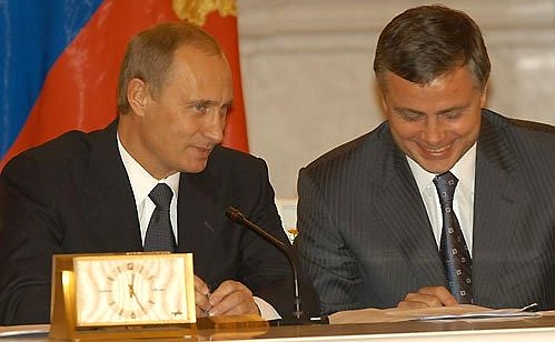 President Putin and Alexander Abramov, deputy chief of staff of the Presidential Executive Office, at a State Council meeting on the development of transport infrastructure.