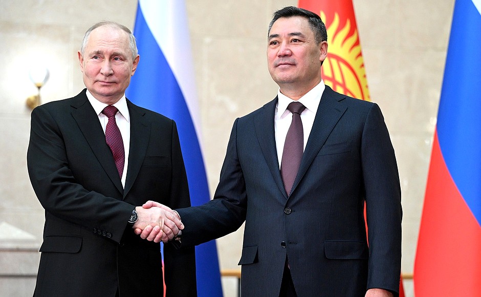 С Президентом Киргизии Садыром Жапаровым на церемонии официальной встречи в Бишкеке.