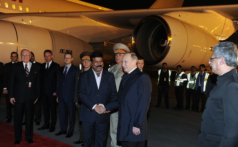 Vladimir Putin arrived in India on an official visit. Welcoming ceremony at the airport.
