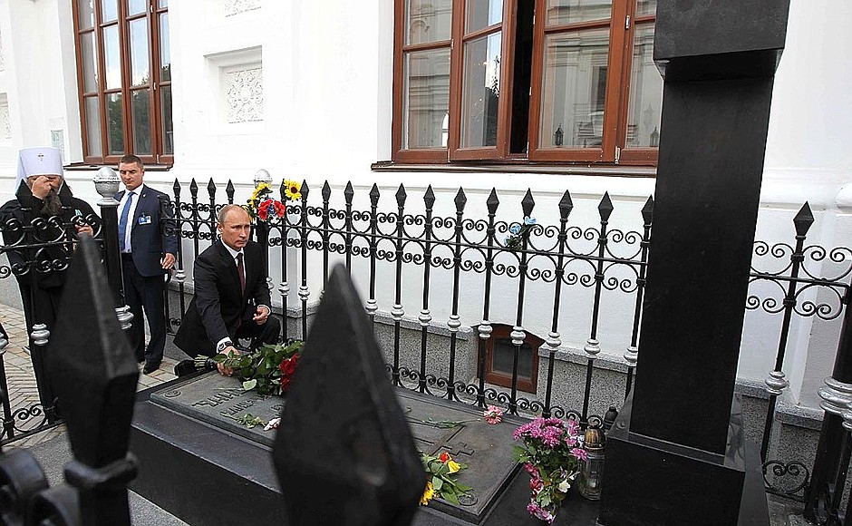 Во время посещения Киево-Печерской лавры. Владимир Путин возложил цветы к могиле Петра Столыпина.