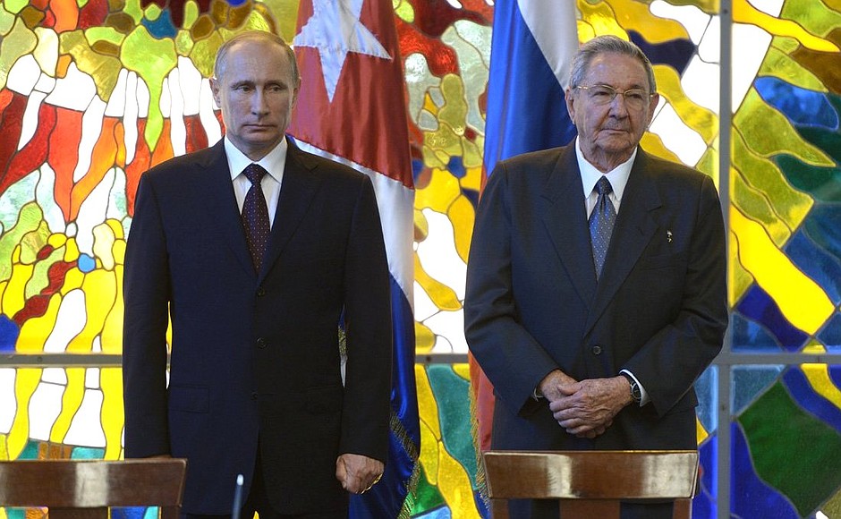 Церемония подписания российско-кубинских документов. С Председателем Государственного совета и Совета министров Кубы Раулем Кастро.