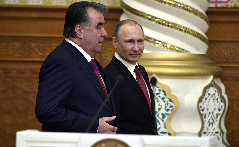 Перед началом официального приема в честь Президента России. С Президентом Таджикистана Эмомали Рахмоном.