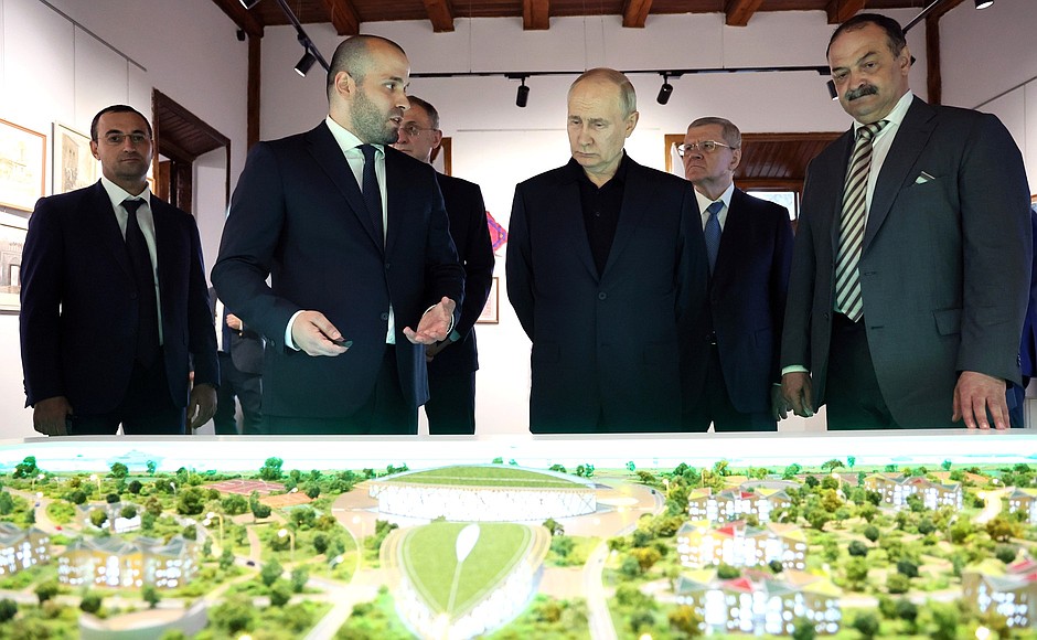 At the Naryn-Kala citadel. Looking over a model of tourism development plans in the area. Minister for Tourism and Folk Crafts of the Republic of Dagestan Emin Merdanov comments on the model.
