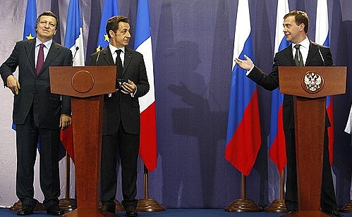 На пресс-конференции с Президентом Франции Николя Саркози и Председателем Европейской комиссии Жозе Мануэлом Баррозу.