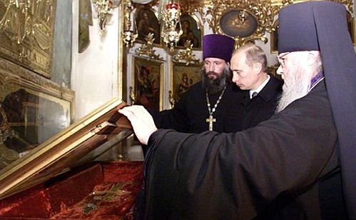 С архиепископом Владимирским и Суздальским Евлогием (справа) во время осмотра раки со святыми мощами в Успенском кафедральном соборе.