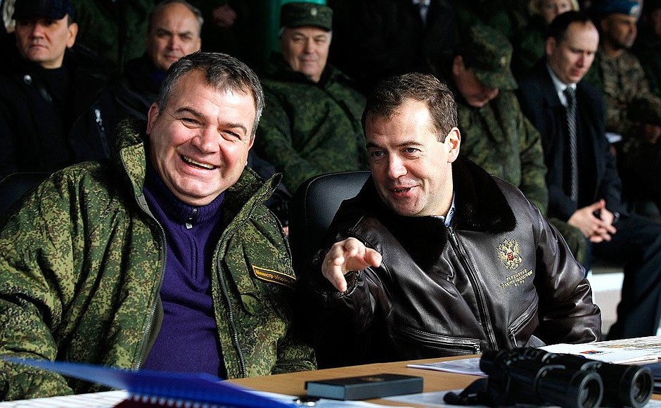 На полигоне Чебаркуль Дмитрий Медведев наблюдал за завершающим этапом стратегических военных учений «Центр-2011». С Министром обороны Анатолием Сердюковым.