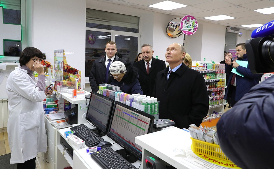 По окончании совещания по вопросам повышения эффективности системы лекарственного обеспечения Владимир Путин посетил одну из аптек Санкт-Петербурга.
