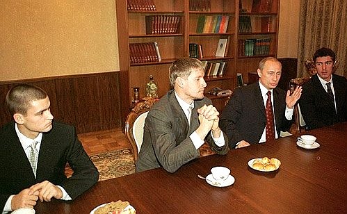 Встреча с членами сборной России по теннису. Слева от Президента – Михаил Южный и Евгений Кафельников, справа – Марат Сафин.