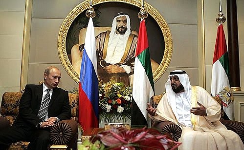 С Президентом Объединенных Арабских Эмиратов Халифой бен Заидом аль-Нахайяном.