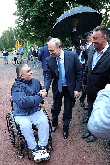 Завершая рабочую поездку в Карелию, Владимир Путин осмотрел спортивную площадку с уличными тренажёрами на Онежской набережной в Петрозаводске.
