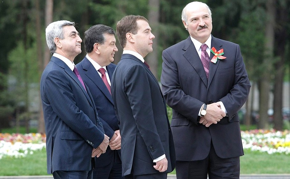 Президент Армении Серж Саргсян, премьер-министр Узбекистана Шавкат Мерзиёев, Дмитрий Медведев, Президент Республики Беларусь Александр Лукашенко.