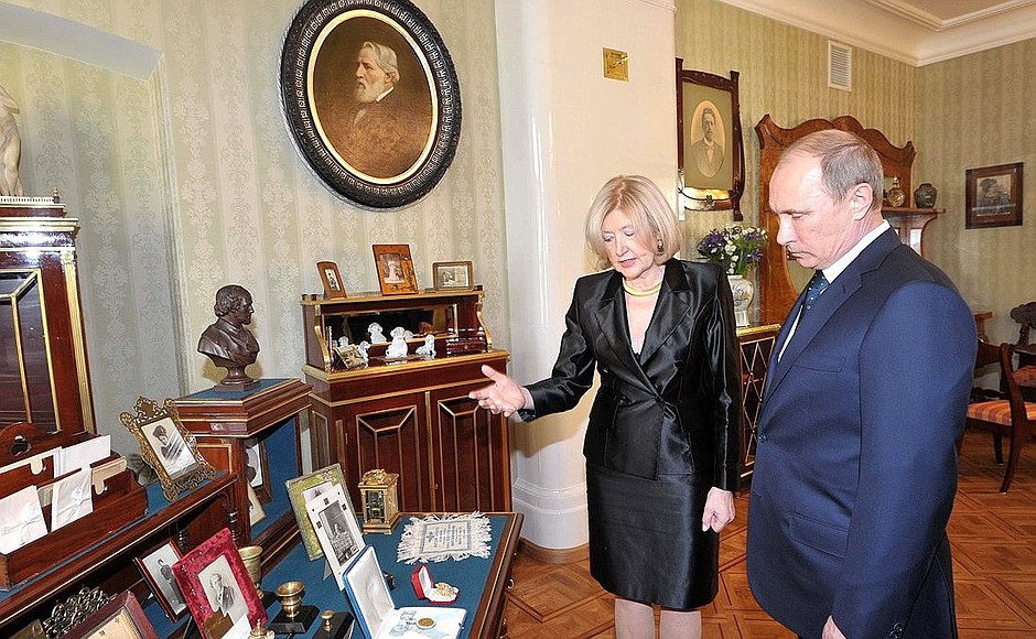 В мемориальной гостиной выдающейся актрисы Александринского театра Марии Савиной во время посещения Дома ветеранов сцены.