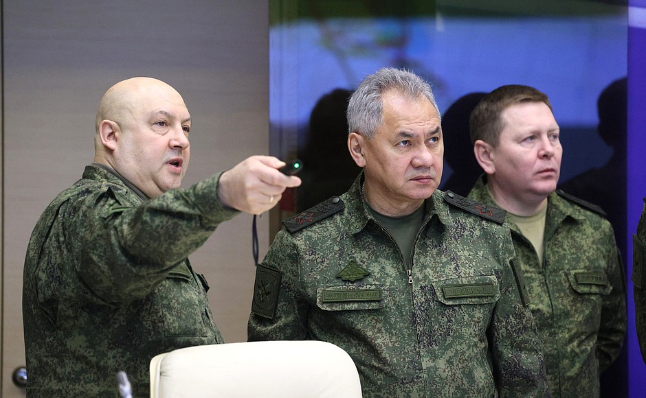 Министр обороны Сергей Шойгу и командующий объединённой группировкой войск (сил) в районе проведения СВО генерал армии Сергей Суровикин (слева).