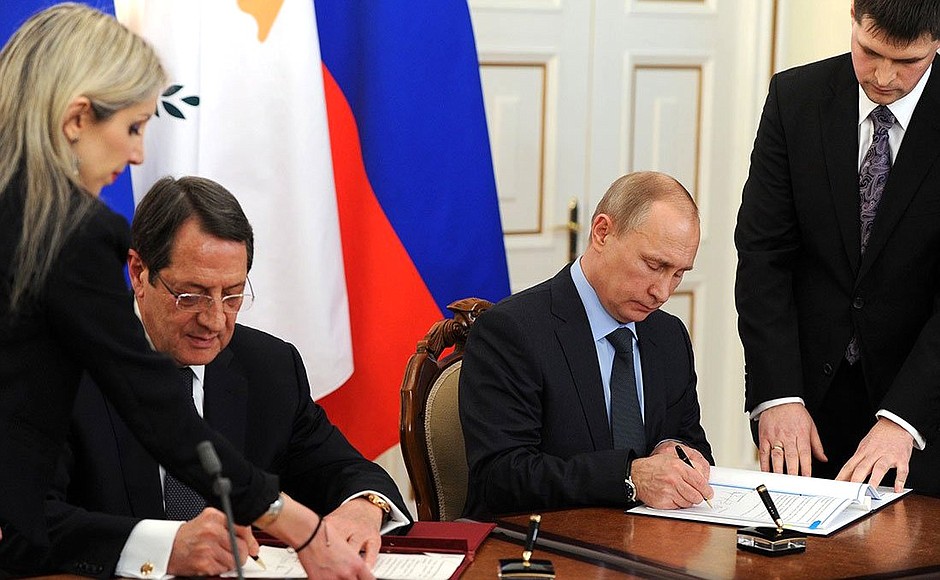 Владимир Путин и Президент Республики Кипр Никос Анастасиадис подписывают Совместную программу действий между Российской Федерацией и Республикой Кипр на 2015–2017 годы.