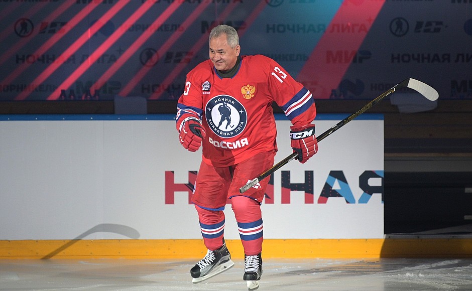 Министр обороны Сергей Шойгу перед началом гала-матча Ночной хоккейной лиги.
