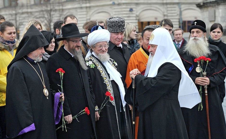 Leaders of Russia’s traditional religions take part in the flower-laying ceremony at the monument to Kuzma Minin and Dmitry Pozharsky.