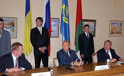 President Putin with Ukrainian President Leonid Kuchma (left) and Kazakh President Nursultan Nazarbayev (right).