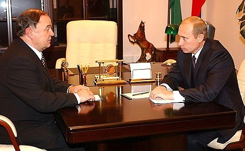 Владимир Путин провел рабочую встречу с Президентом Адыгеи Хазретом Совменом.