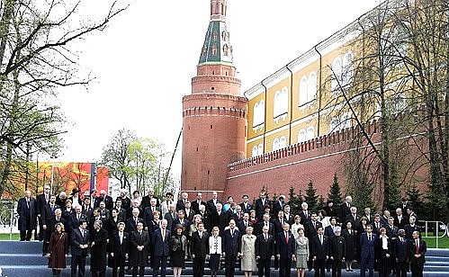Официальное фотографирование глав государств, прибывших в Москву для участия в торжествах в честь 60-летия Победы.