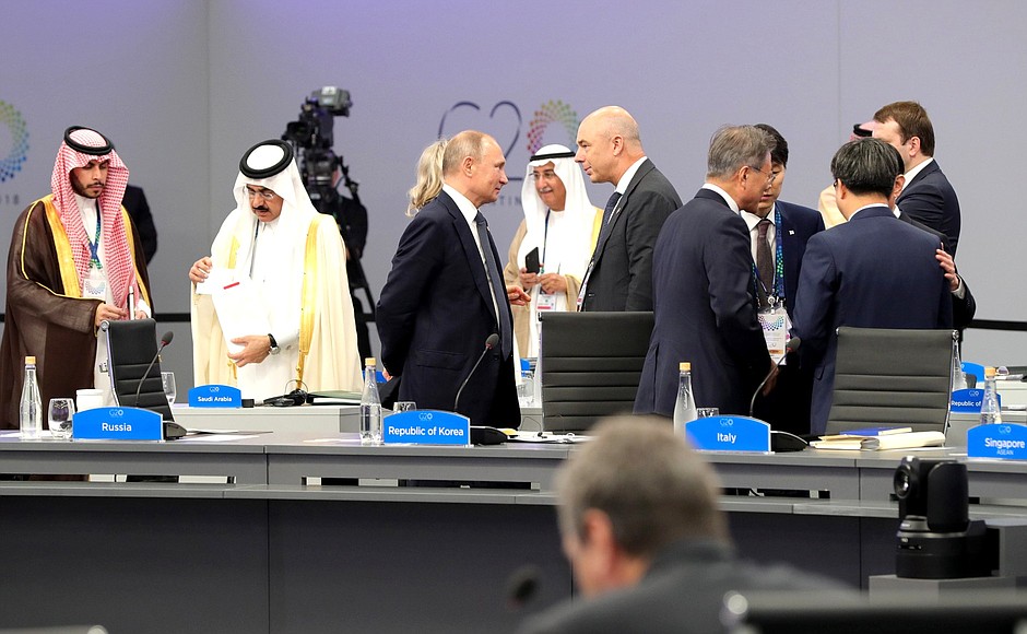 С Первым заместителем Председателя Правительства – Министром финансов Антоном Силуановым перед началом саммита «Группы двадцати».