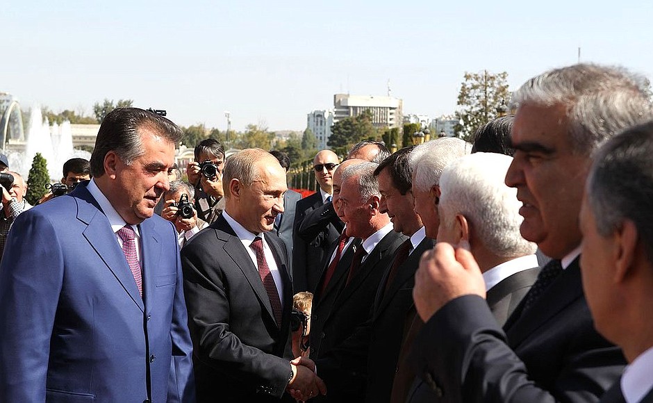 Церемония представления делегаций. С Президентом Таджикистана Эмомали Рахмоном.