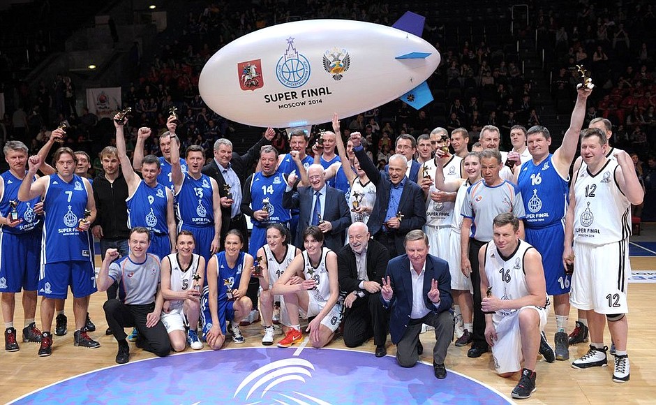 With participants in the 2013–2014 season VII Russian IES Basket School Basketball League championship.