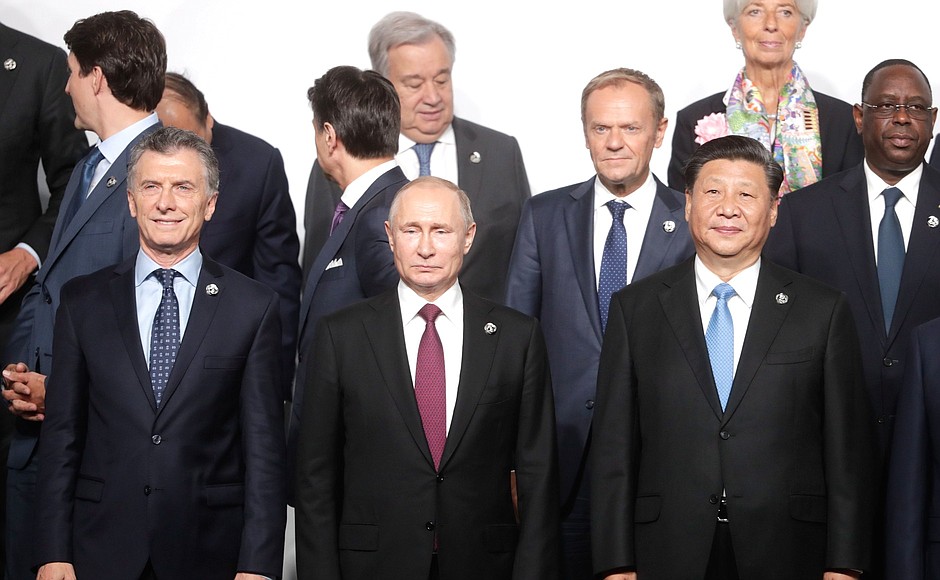 Joint photo session of the heads of delegations from the G20, invited guest countries and international organisations.
