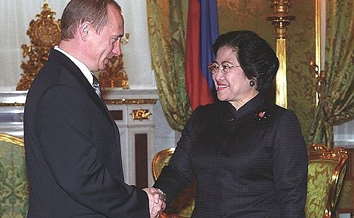 Vladimir Putin with Indonesia\'s President Megawati Sukarnoputri.