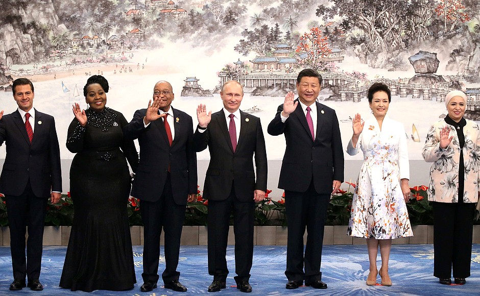 Перед началом торжественного приёма от имени Председателя Китайской Народной Республики Си Цзиньпина в честь лидеров БРИКС и глав делегаций приглашённых государств.