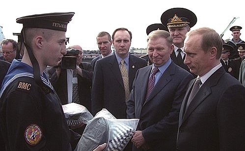 President Putin aboard the Ukrainian Navy\'s frigate “Hetman Sahaidachny” with Ukrainian President Leonid Kuchma.