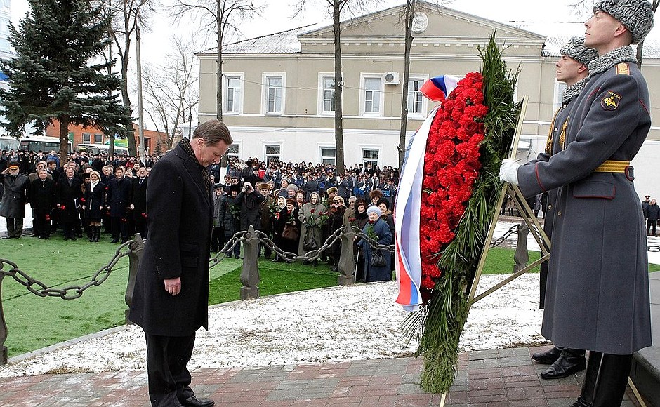 Руководитель Администрации Президента Сергей Иванов возложил венок к восстановленному Памятнику героям Отечественной войны 1812 года.