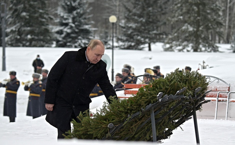 В 78-ю годовщину полного освобождения Ленинграда от фашистской блокады Владимир Путин возложил венок к монументу «Мать-Родина» на Пискарёвском мемориальном кладбище.