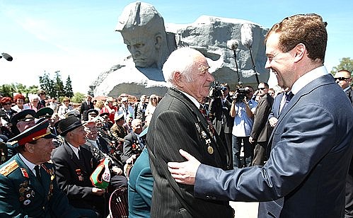 С ветеранами Великой Отечественной войны на территории мемориального комплекса «Брестская крепость-герой».