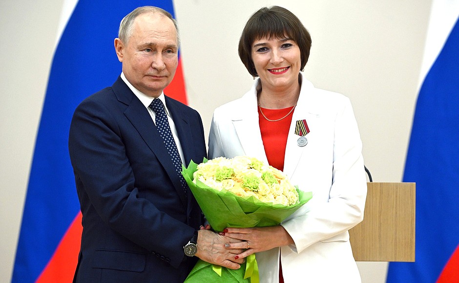 Ceremony for presenting state decorations. The Medal For Courage, 2nd Class, awarded to Tatyana Moskovchuk, secretary of District Election Commission No. 252 in Donetsk.