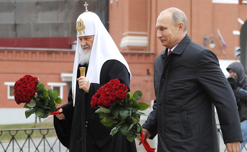 Vladimir Putin laid flowers at monument to Kuzma Minin and Dmitry Pozharsky on Red Square. With Patriarch Kirill of Moscow and All Russia.