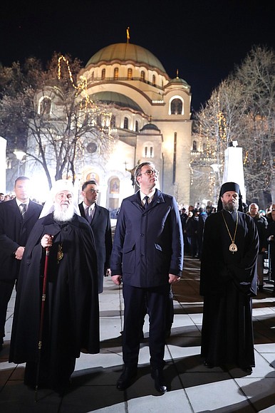 Президент Сербии Александр Вучич (в центре) и Патриарх Сербский Ириней (слева) во время посещения храма Святого Саввы.