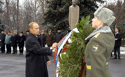 Возложение венка к памятнику павшим в Великой Отечественной войне.