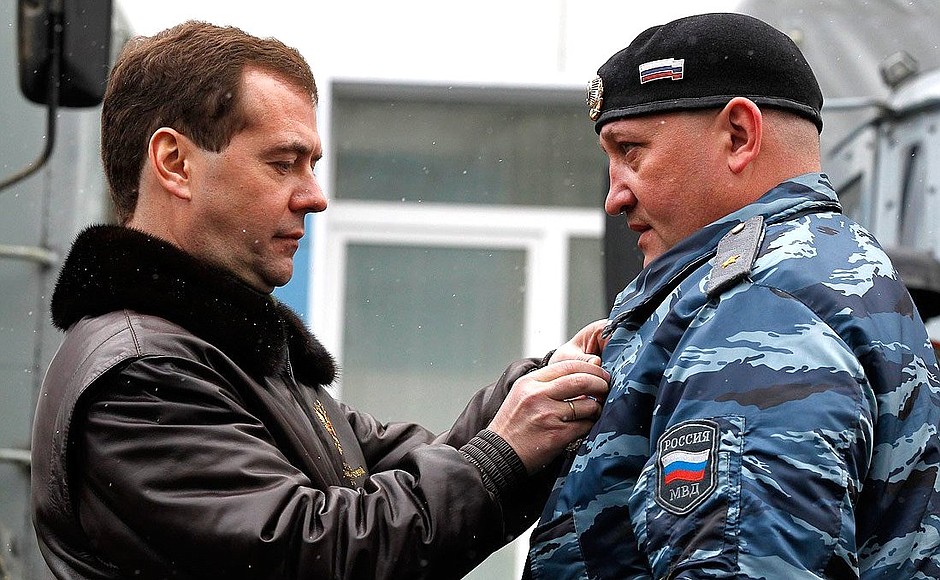Дмитрий Медведев вручил орден Почёта командиру отряда ОМОН «Зубр» Александру Иванину.