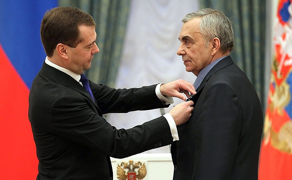 Dmitry Medvedev presents the Order of Honour to Evgeny Zimin, Merited Sports Master of the USSR.