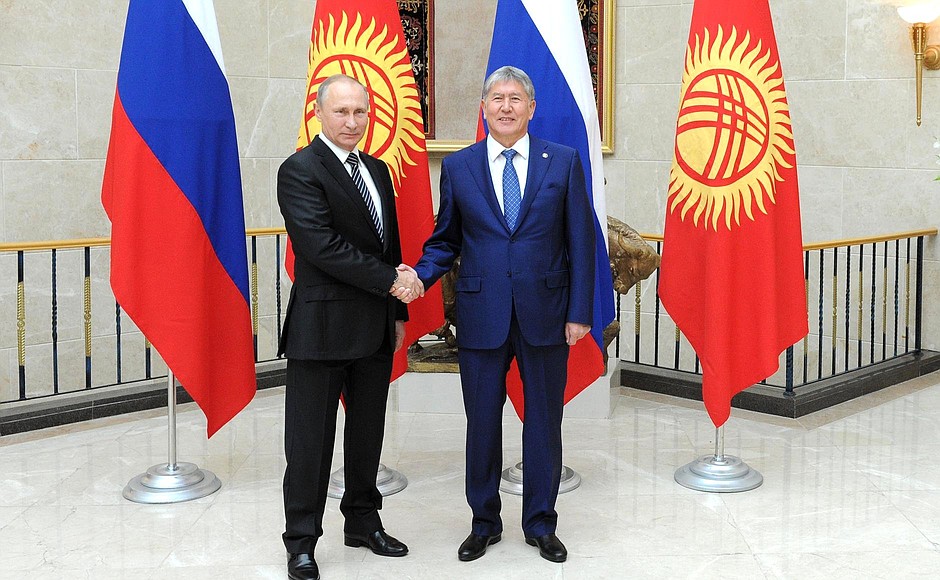 C Президентом Киргизии Алмазбеком Атамбаевым.