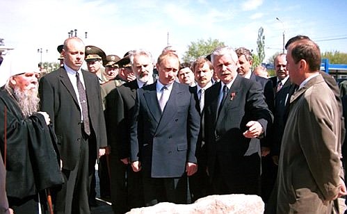 С губернатором Курской области Александром Руцким (в центре справа) во время посещения мемориального комплекса «Курская дуга».