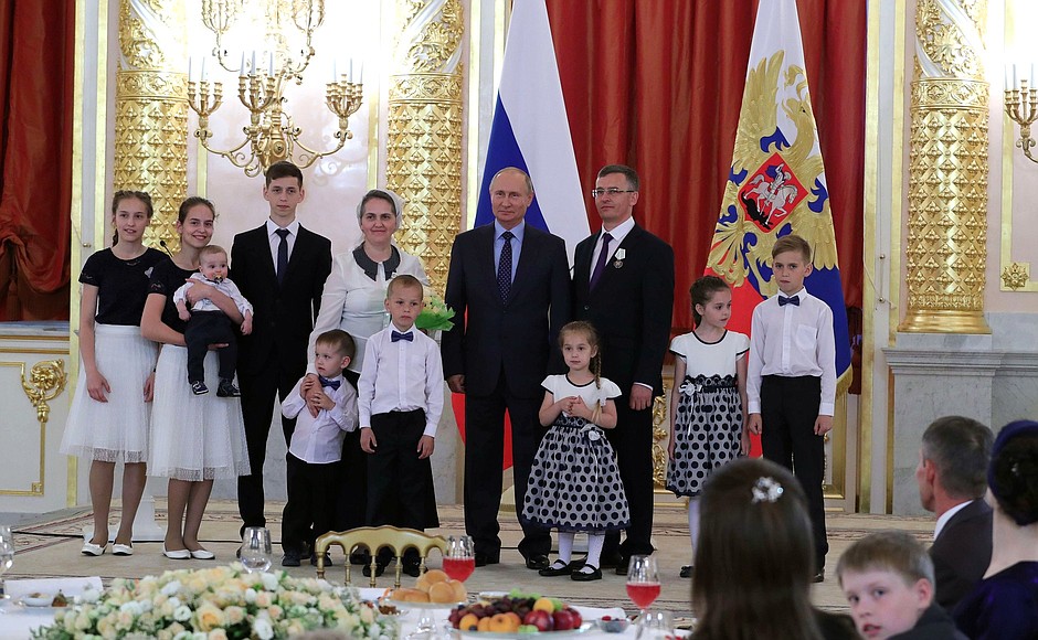 Presenting the order to the Shutylev family from the Republic of Khakassia.