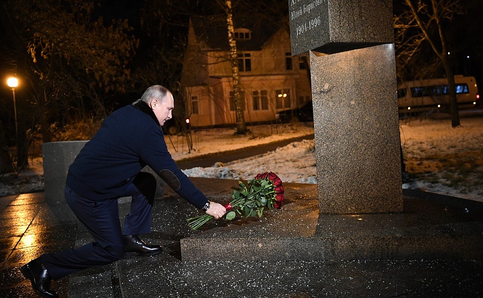 Vladimir Putin lays flowers at the monument to physicist Yuly Khariton.