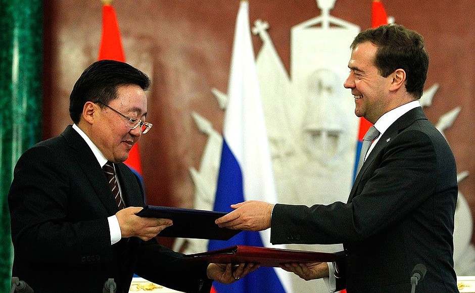 С Президентом Монголии Цахиагийном Элбэгдоржем во время подписания совместных документов.