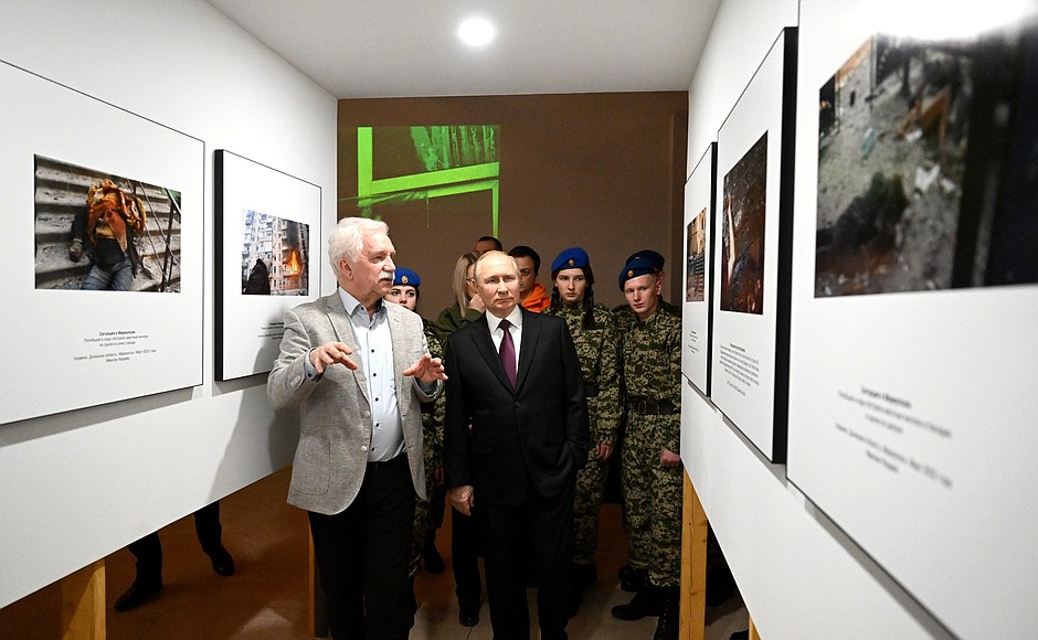 Before meeting with historians and representatives of Russia’s traditional religions Vladimir Putin visited the exhibition, Ukraine: Seminal Tipping Points. Alexander Myasnikov, editor-in-chief of the Russia – My History project, provided comments.