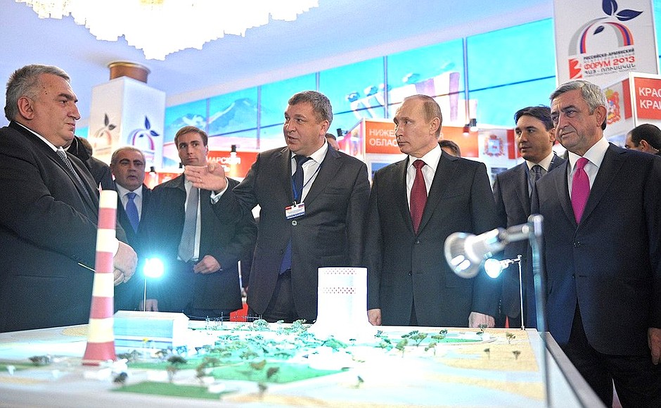 Во время посещения выставки в рамках Российско-армянского межрегионального форума.