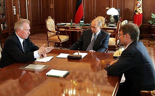 Рабочая встреча с Президентом Бурятии Леонидом Потаповым (слева) и Министром экономического развития и торговли Германом Грефом.