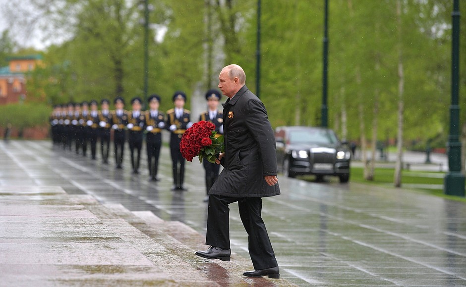 On the 75th anniversary of Victory in the Great Patriotic War, Vladimir Putin laid flowers at the Tomb of the Unknown Soldier in the Alexander Garden.